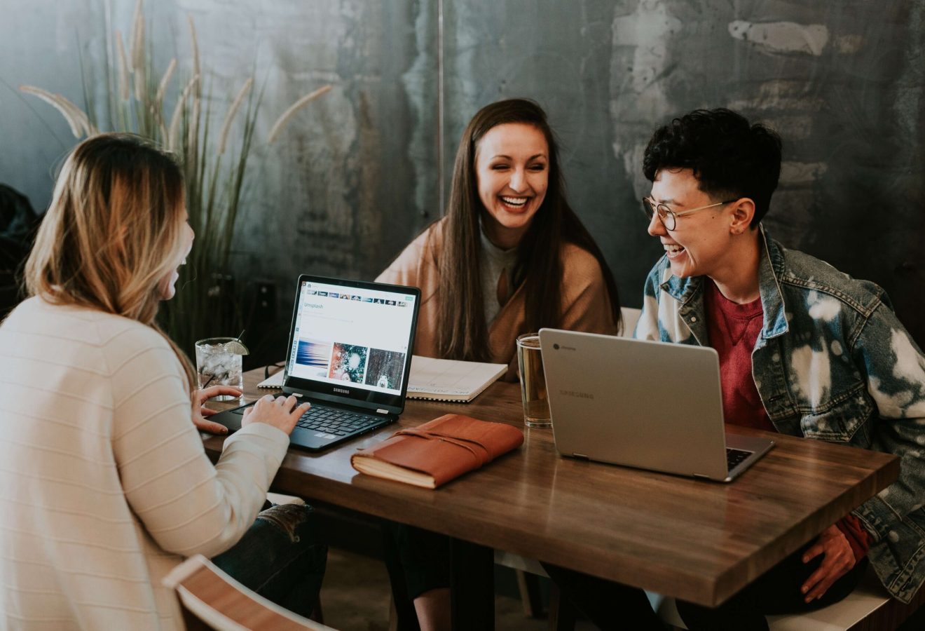 Oracle Redwood vs Classic HR Help Desk